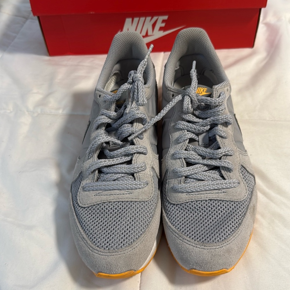 WMNS NIKE INTERNATIONALIST sz 9 Gray. Bottom Pastel Orange, Green,Pink